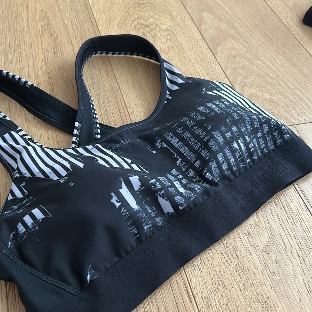 Compression cross straps sports bra